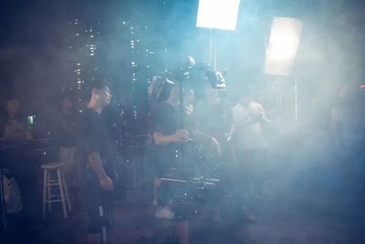 劇本創(chuàng)作、影視劇拍攝制作,作曲、編曲、錄音、混音,宣傳包裝推廣,這個團隊一站式搞定