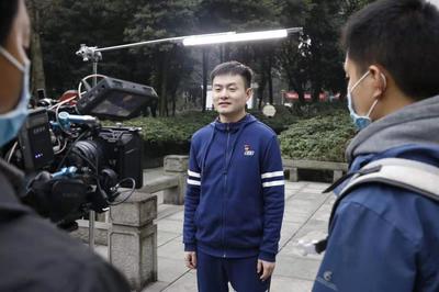 獻(xiàn)禮中國共產(chǎn)黨百年誕辰!百集紀(jì)錄微電影《初心》來大渡口區(qū)拍攝&ldquo;全國最美社區(qū)人&rdquo;